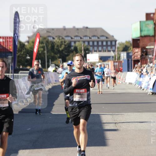 03.10.2025 - Köhlbrandbrückenlauf Jannik Wohlers http://msf.ph/oto/9121255 03.10.2025 13:04:30 Ziel 4055, 4117, 4198, 4297, 4494, 4665, 4713, 4836, 4995, 6018, 6092, 6250, 6251, 6723 meine-sportfotos.de