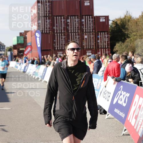 03.10.2025 - Köhlbrandbrückenlauf Jannik Wohlers http://msf.ph/oto/9121259 03.10.2025 13:36:16 Ziel 5045, 5158, 5219, 6670 meine-sportfotos.de