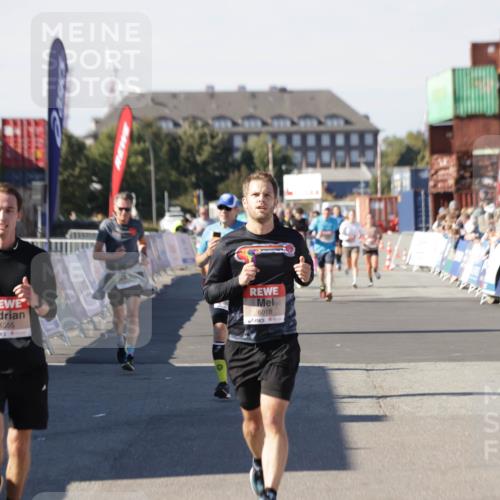 03.10.2025 - Köhlbrandbrückenlauf Jannik Wohlers http://msf.ph/oto/9121261 03.10.2025 13:04:30 Ziel 4055, 4117, 4198, 4297, 4494, 4665, 4713, 4836, 4995, 6018, 6092, 6250, 6251, 6723 meine-sportfotos.de