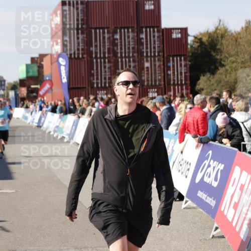 03.10.2025 - Köhlbrandbrückenlauf Jannik Wohlers http://msf.ph/oto/9121264 03.10.2025 13:36:16 Ziel 5045, 5158, 5219, 6670 meine-sportfotos.de