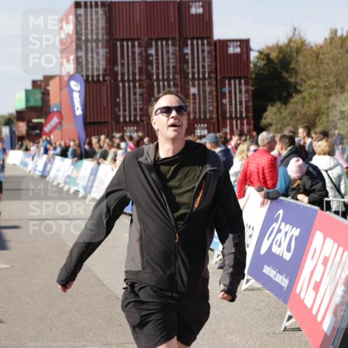 03.10.2025 - Köhlbrandbrückenlauf Jannik Wohlers http://msf.ph/oto/9121275 03.10.2025 13:36:16 Ziel 5045, 5158, 5219, 6670 meine-sportfotos.de