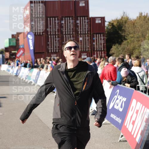 03.10.2025 - Köhlbrandbrückenlauf Jannik Wohlers http://msf.ph/oto/9121280 03.10.2025 13:36:16 Ziel 5045, 5158, 5219, 6670 meine-sportfotos.de