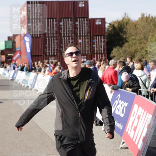 03.10.2025 - Köhlbrandbrückenlauf Jannik Wohlers http://msf.ph/oto/9121285 03.10.2025 13:36:16 Ziel 5045, 5158, 5219, 6670 meine-sportfotos.de