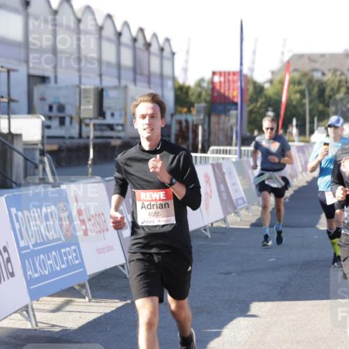 03.10.2025 - Köhlbrandbrückenlauf Jannik Wohlers http://msf.ph/oto/9121288 03.10.2025 13:04:31 Ziel 4055, 4117, 4198, 4297, 4494, 4665, 4713, 4836, 4995, 6018, 6092, 6723 meine-sportfotos.de