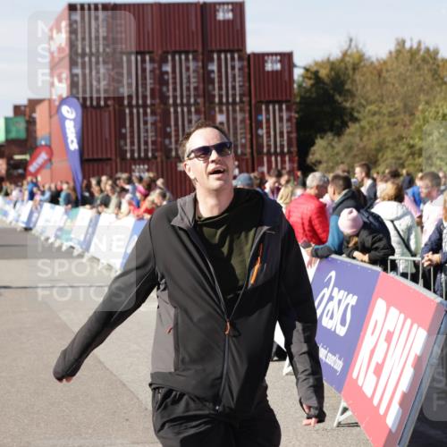 03.10.2025 - Köhlbrandbrückenlauf Jannik Wohlers http://msf.ph/oto/9121290 03.10.2025 13:36:16 Ziel 5045, 5158, 5219, 6670 meine-sportfotos.de
