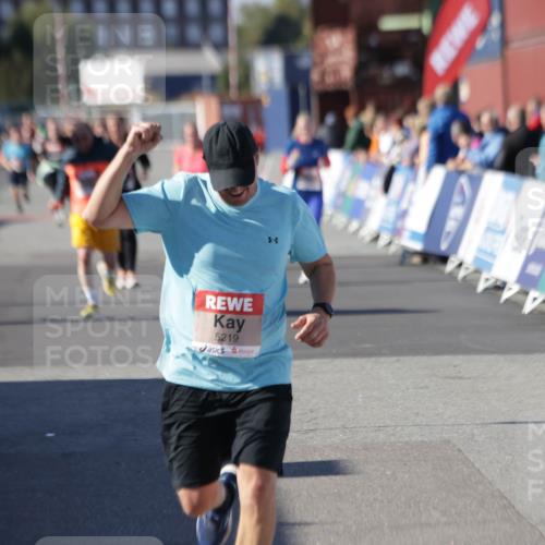 03.10.2025 - Köhlbrandbrückenlauf Jannik Wohlers http://msf.ph/oto/9121311 03.10.2025 13:36:18 Ziel 5045, 5158, 5219 meine-sportfotos.de