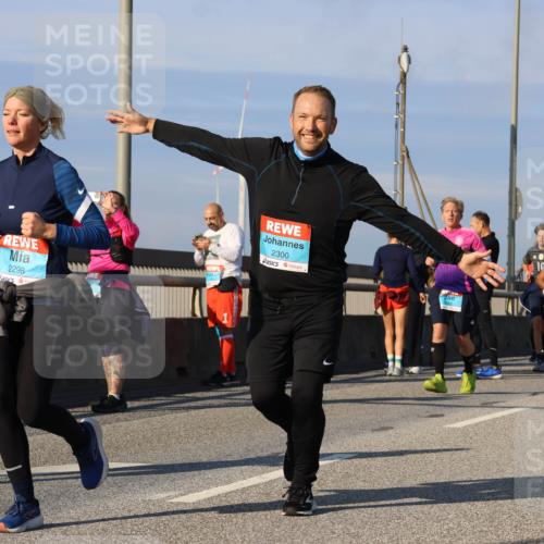 03.10.2025 - Köhlbrandbrückenlauf Strokosch-Dieckow http://msf.ph/oto/9121319 03.10.2025 09:56:45 Position 2 2298, 2300, 303 meine-sportfotos.de