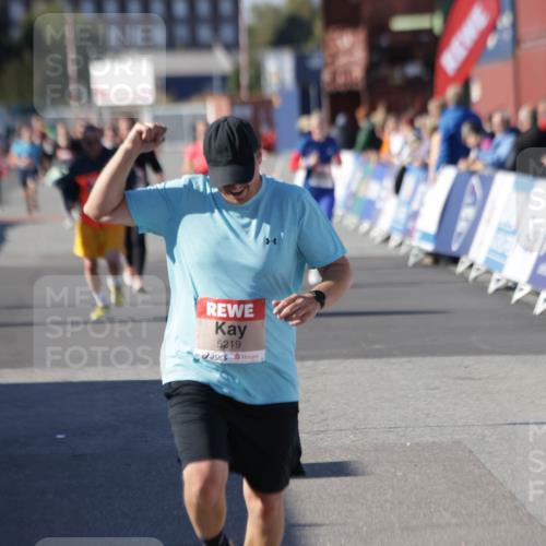 03.10.2025 - Köhlbrandbrückenlauf Jannik Wohlers http://msf.ph/oto/9121322 03.10.2025 13:36:18 Ziel 5045, 5158, 5219 meine-sportfotos.de