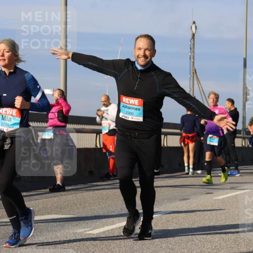 03.10.2025 - Köhlbrandbrückenlauf Strokosch-Dieckow http://msf.ph/oto/9121323 03.10.2025 09:56:45 Position 2 2298, 30, 2300 meine-sportfotos.de