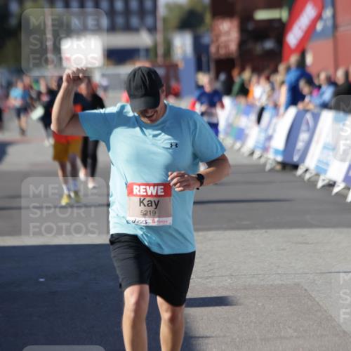 03.10.2025 - Köhlbrandbrückenlauf Jannik Wohlers http://msf.ph/oto/9121328 03.10.2025 13:36:18 Ziel 5045, 5158, 5219 meine-sportfotos.de