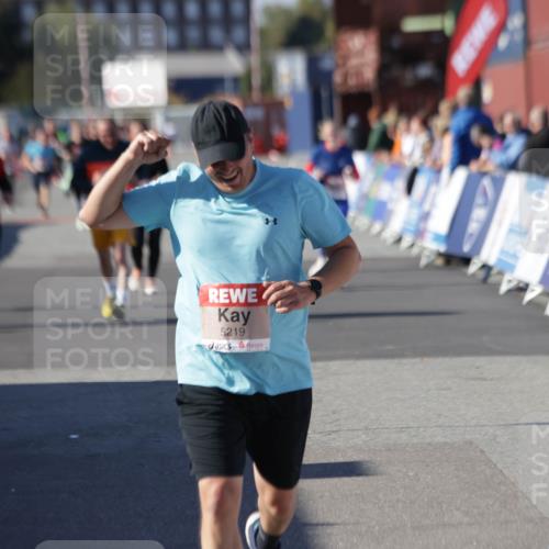 03.10.2025 - Köhlbrandbrückenlauf Jannik Wohlers http://msf.ph/oto/9121333 03.10.2025 13:36:18 Ziel 5045, 5158, 5219 meine-sportfotos.de