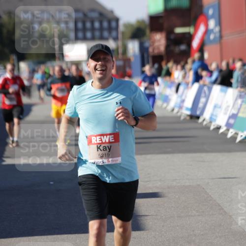 03.10.2025 - Köhlbrandbrückenlauf Jannik Wohlers http://msf.ph/oto/9121339 03.10.2025 13:36:19 Ziel 5045, 5219 meine-sportfotos.de