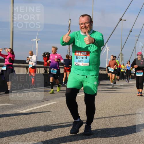 03.10.2025 - Köhlbrandbrückenlauf Strokosch-Dieckow http://msf.ph/oto/9121354 03.10.2025 09:56:46 Position 2 3039 meine-sportfotos.de