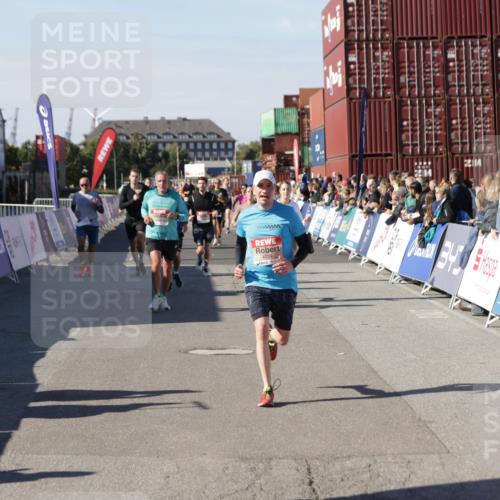 03.10.2025 - Köhlbrandbrückenlauf Jannik Wohlers http://msf.ph/oto/9121378 03.10.2025 13:04:40 Ziel 4022, 4055, 4236, 4246, 4247, 4713, 4724, 4831, 5948, 6018, 6092, 6470 meine-sportfotos.de