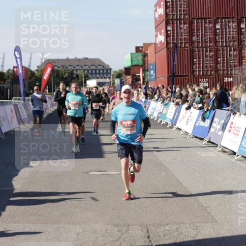 03.10.2025 - Köhlbrandbrückenlauf Jannik Wohlers http://msf.ph/oto/9121384 03.10.2025 13:04:40 Ziel 4022, 4055, 4236, 4246, 4247, 4713, 4724, 4831, 5948, 6018, 6092, 6470 meine-sportfotos.de