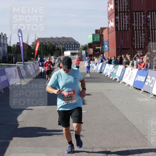 03.10.2025 - Köhlbrandbrückenlauf Jannik Wohlers http://msf.ph/oto/9121385 03.10.2025 13:36:20 Ziel 5045, 5219 meine-sportfotos.de
