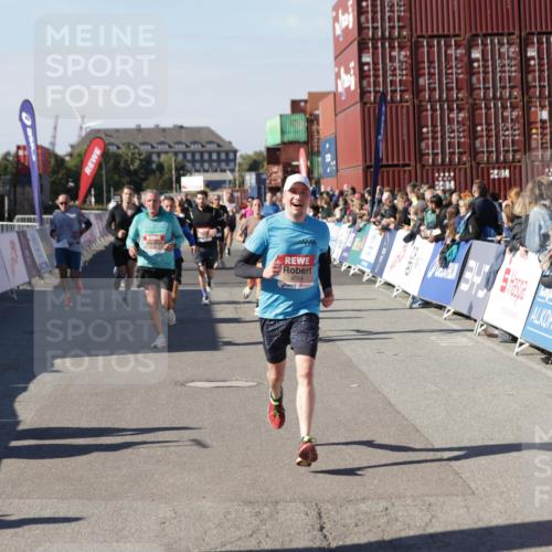 03.10.2025 - Köhlbrandbrückenlauf Jannik Wohlers http://msf.ph/oto/9121403 03.10.2025 13:04:40 Ziel 4022, 4055, 4236, 4246, 4247, 4713, 4724, 4831, 5948, 6018, 6092, 6470 meine-sportfotos.de