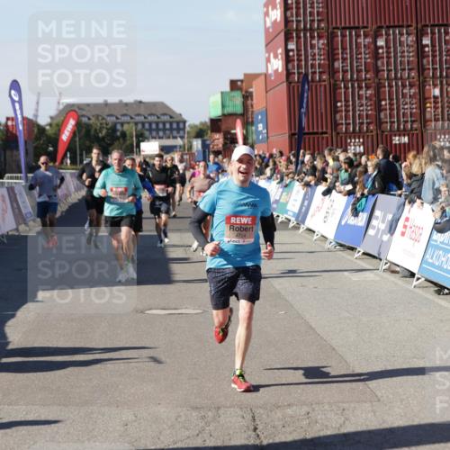 03.10.2025 - Köhlbrandbrückenlauf Jannik Wohlers http://msf.ph/oto/9121407 03.10.2025 13:04:40 Ziel 4022, 4055, 4236, 4246, 4247, 4713, 4724, 4831, 5948, 6018, 6092, 6470 meine-sportfotos.de