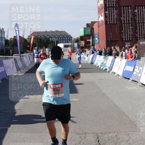 03.10.2025 - Köhlbrandbrückenlauf Jannik Wohlers http://msf.ph/oto/9121421 03.10.2025 13:36:20 Ziel 5045, 5219 meine-sportfotos.de