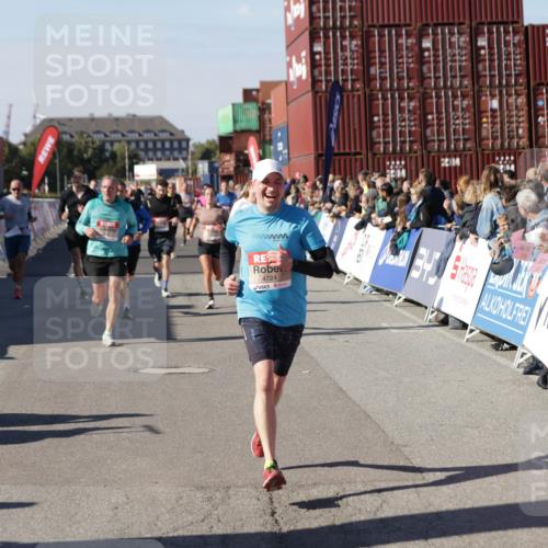 03.10.2025 - Köhlbrandbrückenlauf Jannik Wohlers http://msf.ph/oto/9121428 03.10.2025 13:04:40 Ziel 4022, 4055, 4236, 4246, 4247, 4713, 4724, 4831, 5948, 6018, 6092, 6470 meine-sportfotos.de