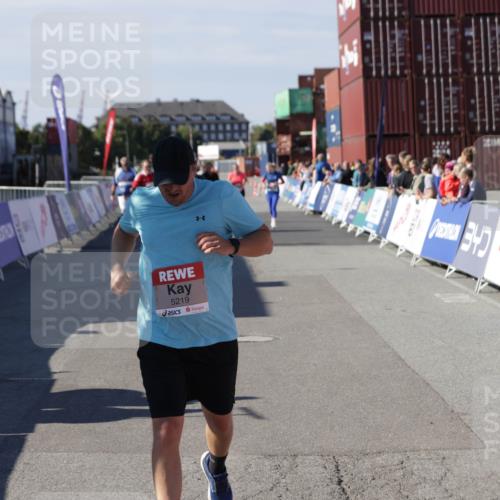 03.10.2025 - Köhlbrandbrückenlauf Jannik Wohlers http://msf.ph/oto/9121431 03.10.2025 13:36:21 Ziel 5045, 5219 meine-sportfotos.de