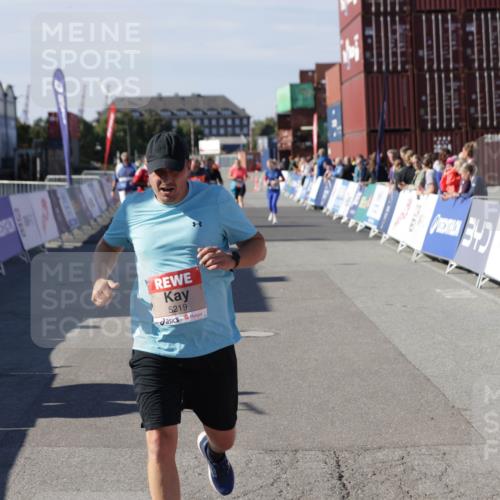 03.10.2025 - Köhlbrandbrückenlauf Jannik Wohlers http://msf.ph/oto/9121436 03.10.2025 13:36:21 Ziel 5045, 5219 meine-sportfotos.de