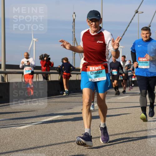 03.10.2025 - Köhlbrandbrückenlauf Strokosch-Dieckow http://msf.ph/oto/9121476 03.10.2025 09:57:04 Position 2 3, 2, 1984, 3163 meine-sportfotos.de