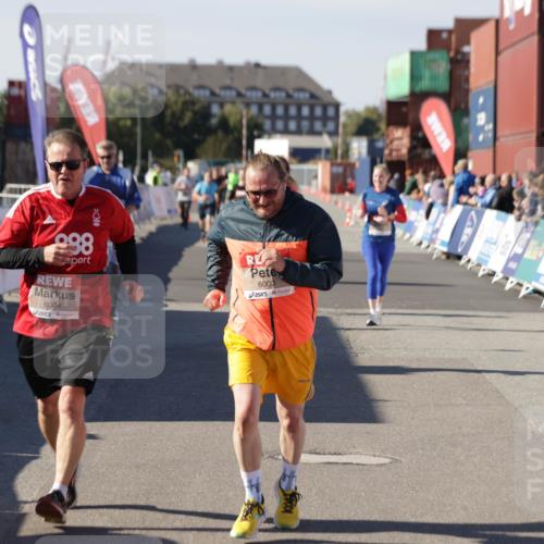 03.10.2025 - Köhlbrandbrückenlauf Jannik Wohlers http://msf.ph/oto/9121478 03.10.2025 13:36:27 Ziel 4735, 5219, 6003, 6004 meine-sportfotos.de