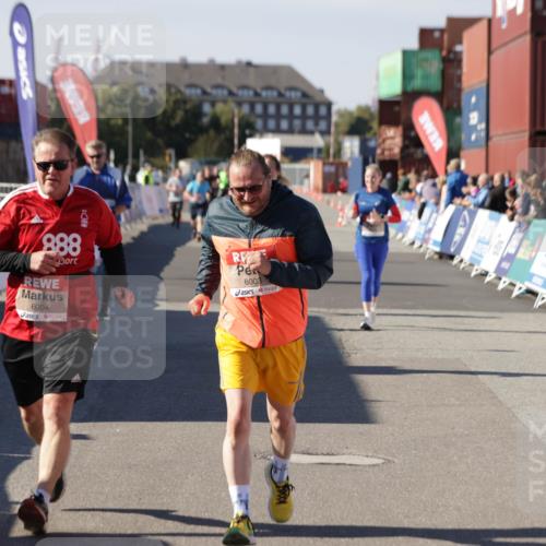 03.10.2025 - Köhlbrandbrückenlauf Jannik Wohlers http://msf.ph/oto/9121483 03.10.2025 13:36:27 Ziel 4735, 5219, 6003, 6004 meine-sportfotos.de