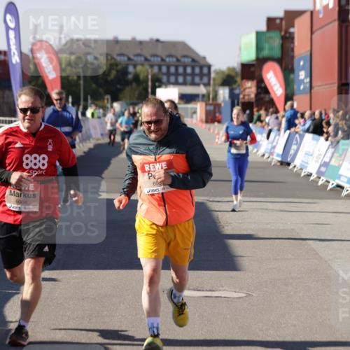 03.10.2025 - Köhlbrandbrückenlauf Jannik Wohlers http://msf.ph/oto/9121489 03.10.2025 13:36:27 Ziel 4735, 5219, 6003, 6004 meine-sportfotos.de