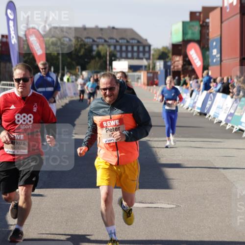 03.10.2025 - Köhlbrandbrückenlauf Jannik Wohlers http://msf.ph/oto/9121493 03.10.2025 13:36:27 Ziel 4735, 5219, 6003, 6004 meine-sportfotos.de
