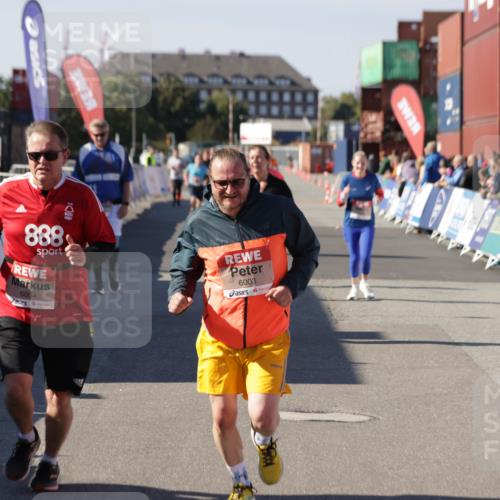 03.10.2025 - Köhlbrandbrückenlauf Jannik Wohlers http://msf.ph/oto/9121505 03.10.2025 13:36:27 Ziel 4735, 5219, 6003, 6004 meine-sportfotos.de
