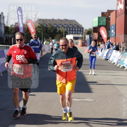 03.10.2025 - Köhlbrandbrückenlauf Jannik Wohlers http://msf.ph/oto/9121511 03.10.2025 13:36:27 Ziel 4735, 5219, 6003, 6004 meine-sportfotos.de