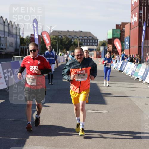 03.10.2025 - Köhlbrandbrückenlauf Jannik Wohlers http://msf.ph/oto/9121515 03.10.2025 13:36:27 Ziel 4735, 5219, 6003, 6004 meine-sportfotos.de