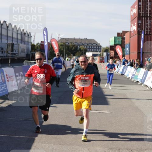 03.10.2025 - Köhlbrandbrückenlauf Jannik Wohlers http://msf.ph/oto/9121525 03.10.2025 13:36:27 Ziel 4735, 5219, 6003, 6004 meine-sportfotos.de