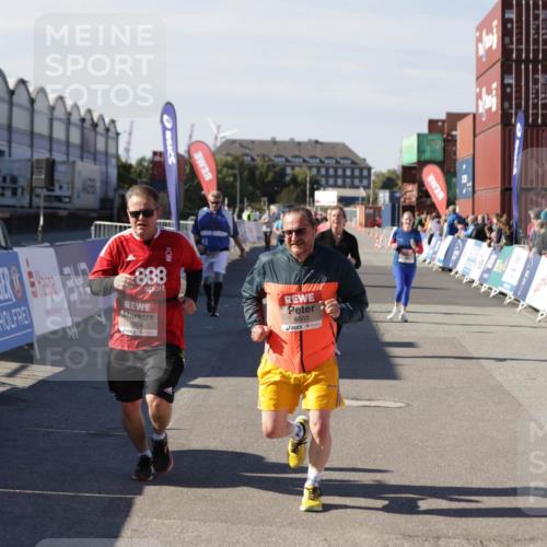 03.10.2025 - Köhlbrandbrückenlauf Jannik Wohlers http://msf.ph/oto/9121537 03.10.2025 13:36:27 Ziel 4735, 5219, 6003, 6004 meine-sportfotos.de