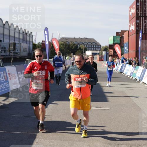 03.10.2025 - Köhlbrandbrückenlauf Jannik Wohlers http://msf.ph/oto/9121541 03.10.2025 13:36:28 Ziel 4735, 5219, 5278, 6003, 6004 meine-sportfotos.de