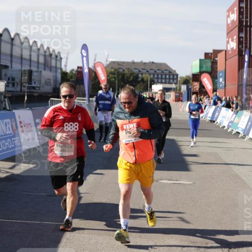 03.10.2025 - Köhlbrandbrückenlauf Jannik Wohlers http://msf.ph/oto/9121556 03.10.2025 13:36:28 Ziel 4735, 5219, 5278, 6003, 6004 meine-sportfotos.de