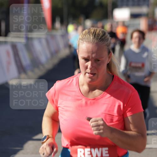 03.10.2025 - Köhlbrandbrückenlauf Jannik Wohlers http://msf.ph/oto/9121676 03.10.2025 13:36:37 Ziel 4735, 5199, 5278, 5585, 5767, 6003, 6004, 6023, 6825 meine-sportfotos.de