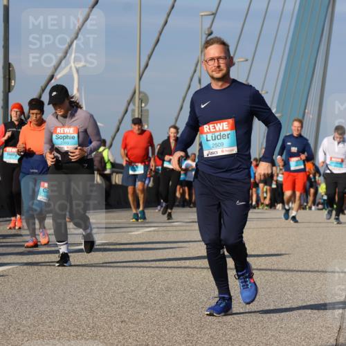 03.10.2025 - Köhlbrandbrückenlauf Strokosch-Dieckow http://msf.ph/oto/9121767 03.10.2025 09:57:43 Position 2 2004, 2393, 2509 meine-sportfotos.de