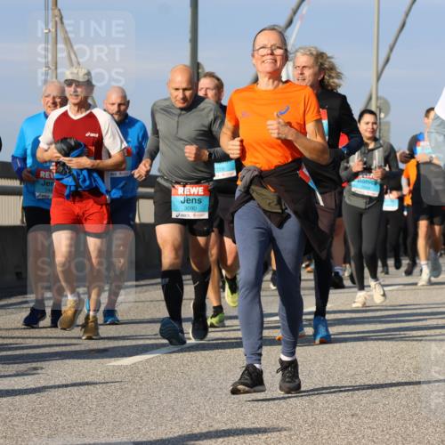 03.10.2025 - Köhlbrandbrückenlauf Strokosch-Dieckow http://msf.ph/oto/9121872 03.10.2025 09:58:03 Position 2 2239, 344, 3090, 2002 meine-sportfotos.de