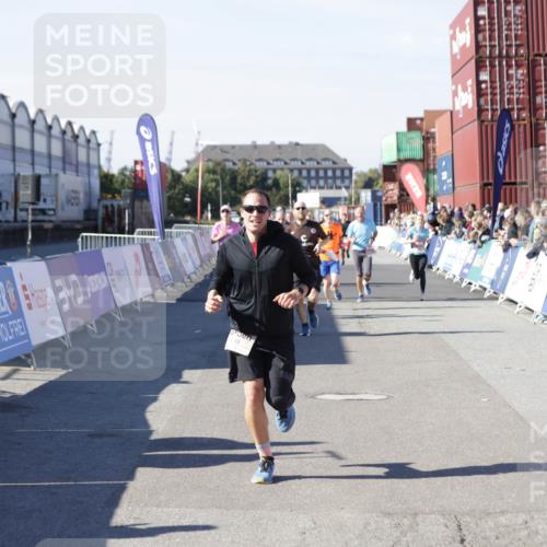 03.10.2025 - Köhlbrandbrückenlauf Jannik Wohlers http://msf.ph/oto/9121875 03.10.2025 13:04:55 Ziel 4061, 4175, 4217, 4240, 4303, 4449, 5670, 5785, 5849, 5952, 5968, 6268, 6561, 6716 meine-sportfotos.de