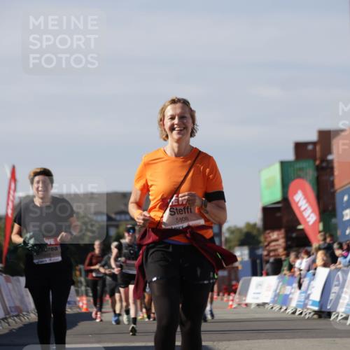 03.10.2025 - Köhlbrandbrückenlauf Jannik Wohlers http://msf.ph/oto/9121878 03.10.2025 13:36:51 Ziel 4974, 5287, 5313, 5767, 5808 meine-sportfotos.de