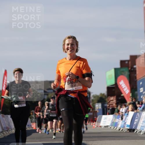 03.10.2025 - Köhlbrandbrückenlauf Jannik Wohlers http://msf.ph/oto/9121887 03.10.2025 13:36:51 Ziel 4974, 5287, 5313, 5767, 5808 meine-sportfotos.de