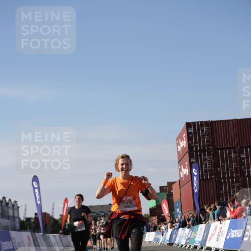 03.10.2025 - Köhlbrandbrückenlauf Jannik Wohlers http://msf.ph/oto/9121892 03.10.2025 13:36:52 Ziel 4974, 5287, 5313, 5767, 5808 meine-sportfotos.de