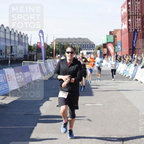 03.10.2025 - Köhlbrandbrückenlauf Jannik Wohlers http://msf.ph/oto/9121912 03.10.2025 13:04:56 Ziel 4061, 4175, 4217, 4240, 4303, 4449, 5670, 5785, 5849, 5951, 5952, 5968, 6268, 6561, 6716 meine-sportfotos.de