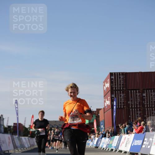 03.10.2025 - Köhlbrandbrückenlauf Jannik Wohlers http://msf.ph/oto/9121914 03.10.2025 13:36:53 Ziel 4974, 5287, 5313, 5808 meine-sportfotos.de