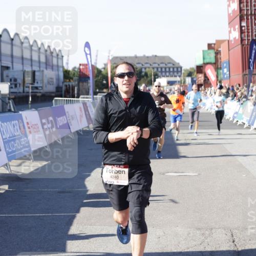 03.10.2025 - Köhlbrandbrückenlauf Jannik Wohlers http://msf.ph/oto/9121948 03.10.2025 13:04:56 Ziel 4061, 4175, 4217, 4240, 4303, 4449, 5670, 5785, 5849, 5951, 5952, 5968, 6268, 6561, 6716 meine-sportfotos.de