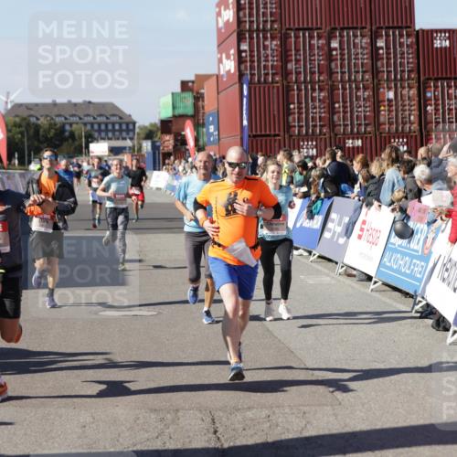 03.10.2025 - Köhlbrandbrückenlauf Jannik Wohlers http://msf.ph/oto/9122060 03.10.2025 13:05:00 Ziel 4175, 4217, 4240, 4751, 5670, 5785, 5951, 5952, 6561, 6719 meine-sportfotos.de