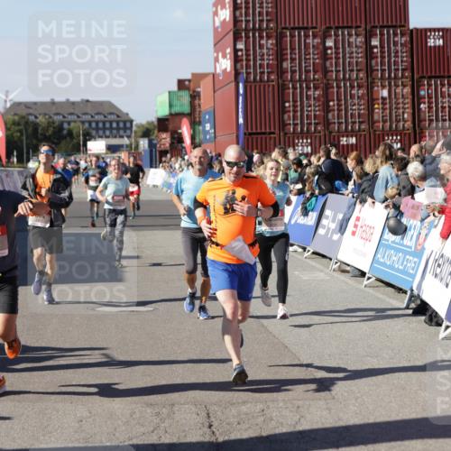03.10.2025 - Köhlbrandbrückenlauf Jannik Wohlers http://msf.ph/oto/9122064 03.10.2025 13:05:00 Ziel 4175, 4217, 4240, 4751, 5670, 5785, 5951, 5952, 6561, 6719 meine-sportfotos.de